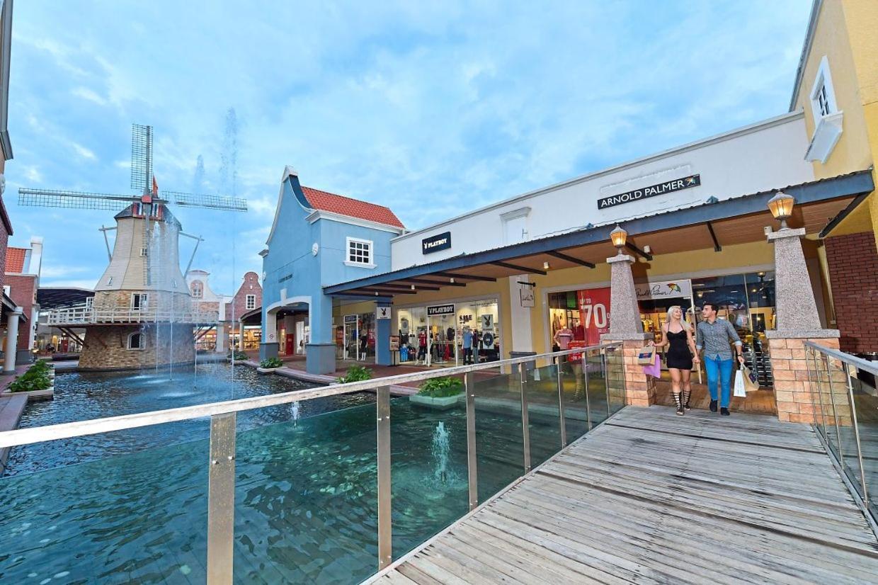Melaka Afamosa Resort D'Amour: Private Villa with Garden View and Theater Exterior photo